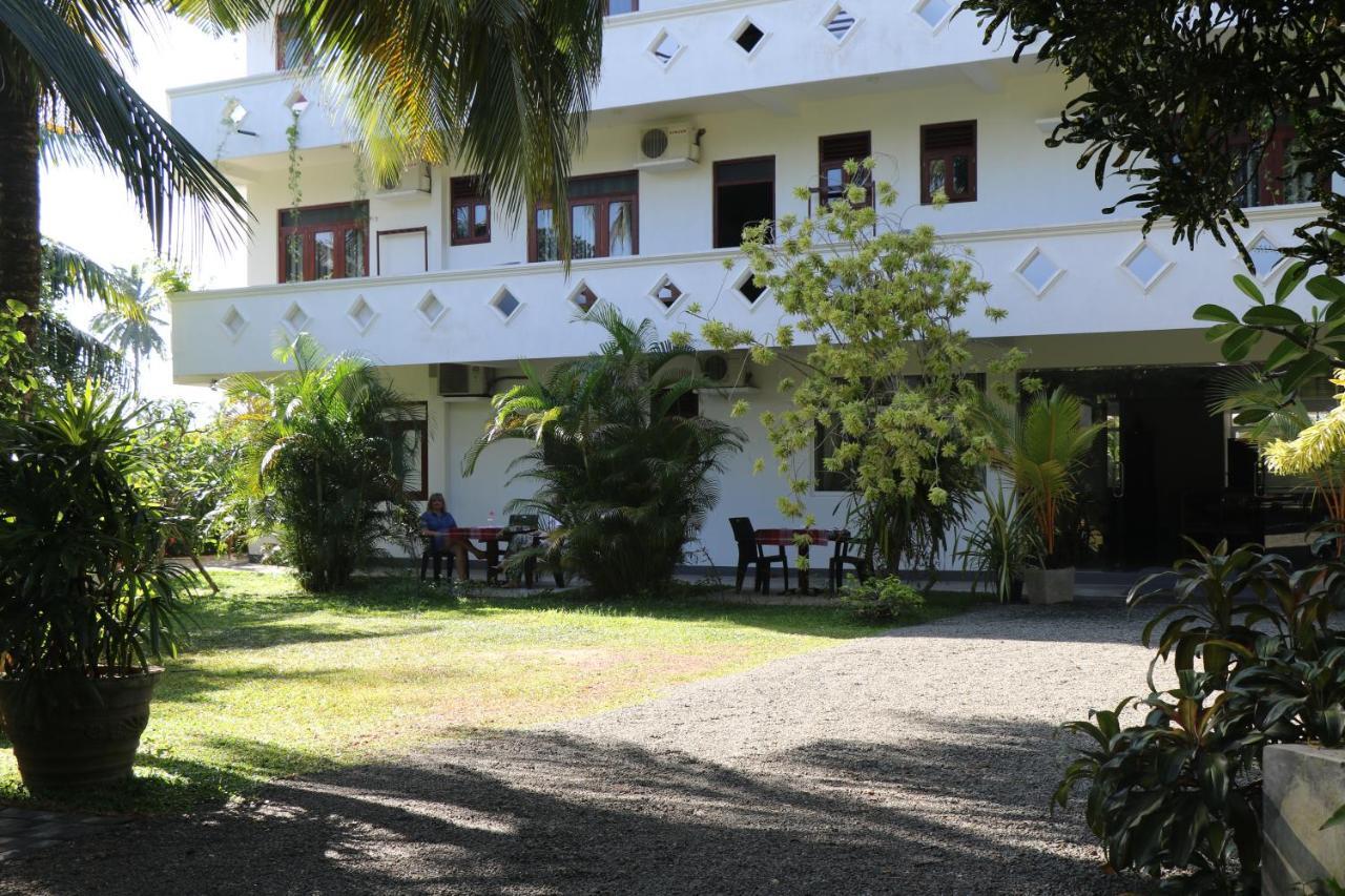 Villa Gamini Hikkaduwa Exteriör bild